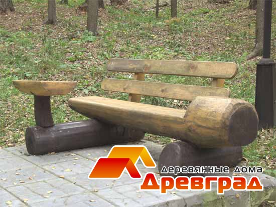 Скамейка из бревна со столиком и спинкой